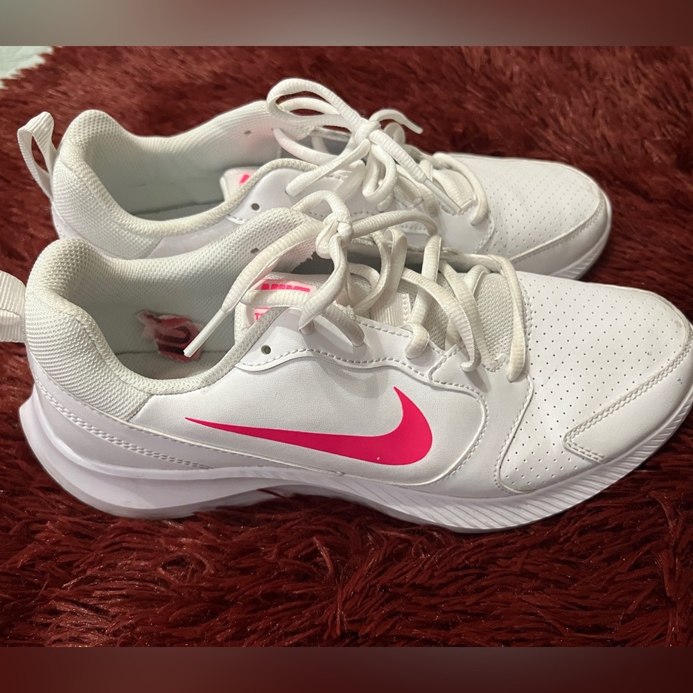 Womans Nike shoe, size 10